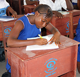 Koululainen Sierra Leonessa (Plan 2015)